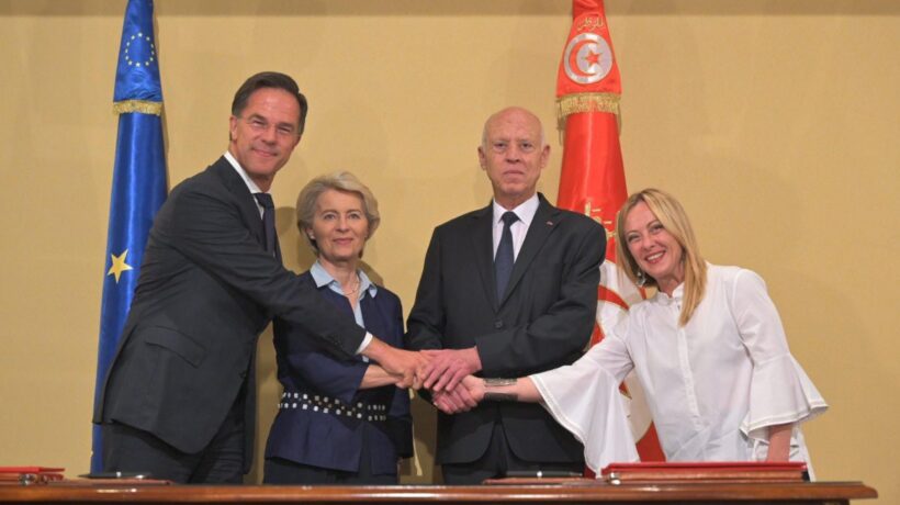 La Tunisia firma l’accordo per rallentare gli sbarchi che assediano Lampedusa