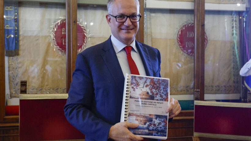 Roghi di rifiuti: le promesse di Gualtieri in fumo a Roma