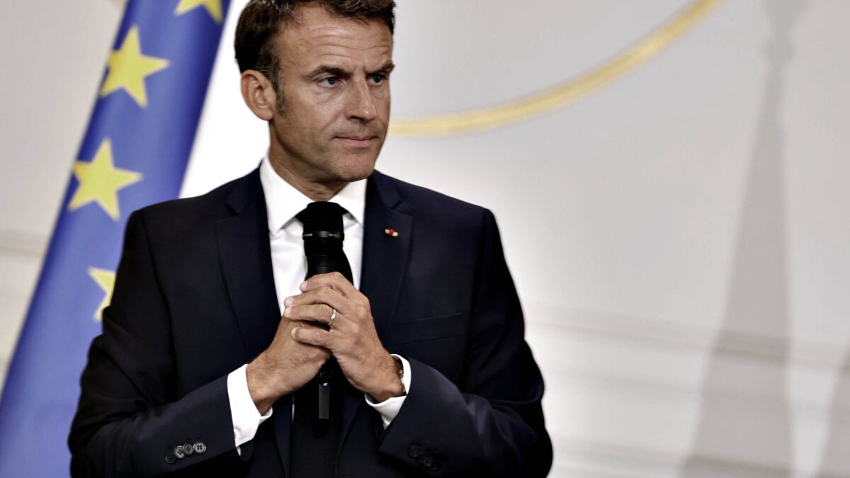 Macron insiste sul teppismo digitale. «Censuriamo i social network»