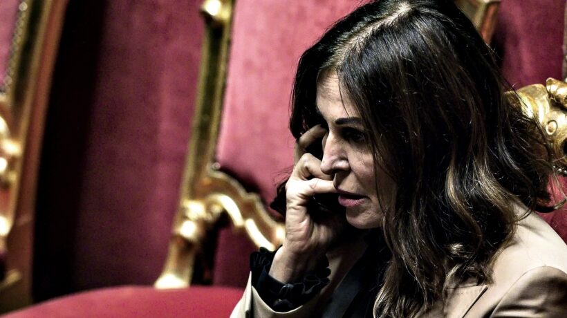 Per ora il governo resiste a oltranza. Ma si complica il dossier Santanchè