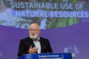 Timmermans alza subito il tiro: «Emissioni zero prima del 2050»