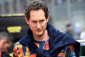 Elkann va in miniera. Patto con Volkswagen per estrarre metalli e spingere l’elettrico