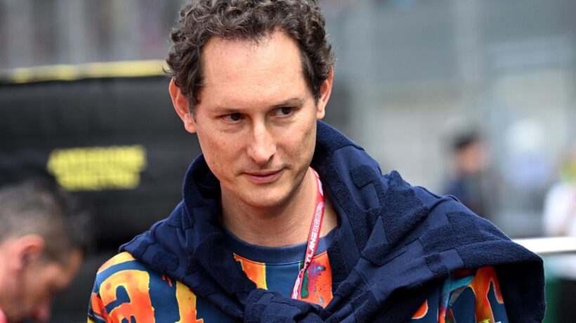 Elkann va in miniera. Patto con Volkswagen per estrarre metalli e spingere l’elettrico