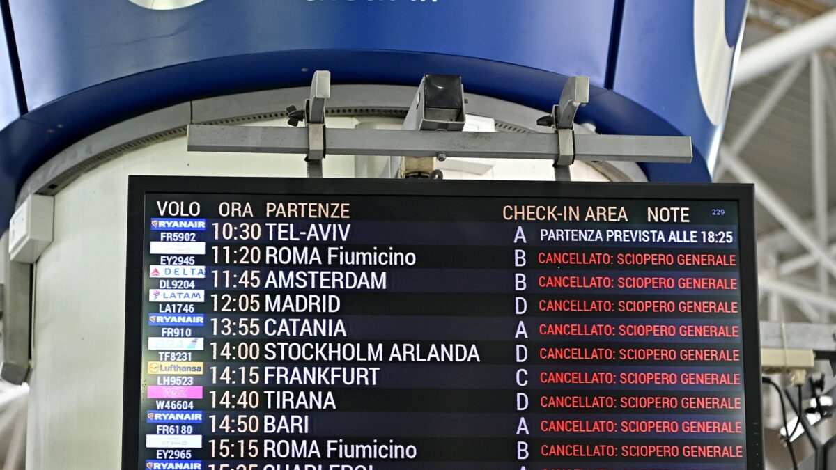 Esposto del Codacons per lo sciopero aereo. Salvini: «Pronto a intervenire ancora»