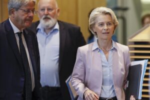 Timmermans molla l’Europa. E la Von der Leyen pensa a Gentiloni come erede verde