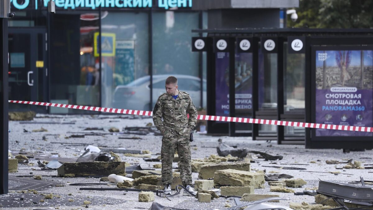 Kiev bombarda Mosca con i droni. Due edifici distrutti e un ferito