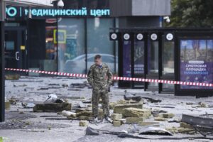 Kiev bombarda Mosca con i droni. Due edifici distrutti e un ferito