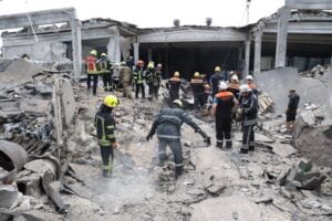 Il fronte pro Ucraina diviso sulle bombe a grappolo. Anche la Meloni si è defilata