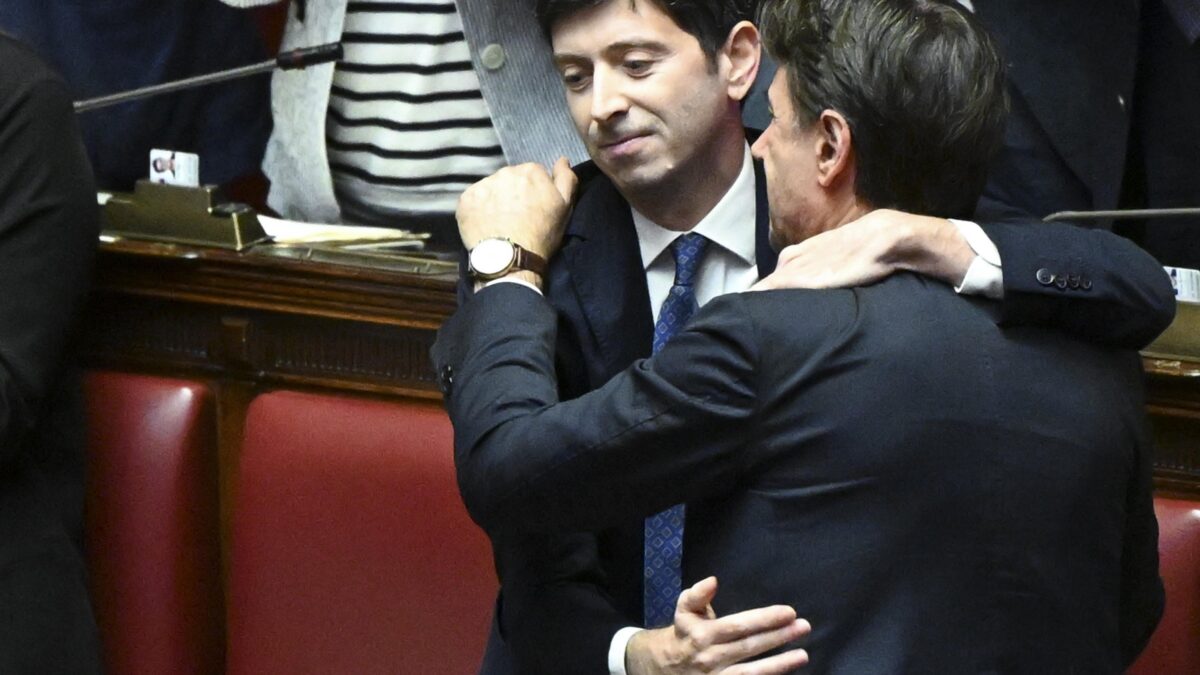 Fontana scagionato: sberla a Conte che continua a fuggire dalle domande
