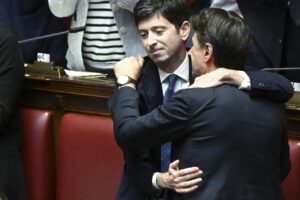 Fontana scagionato: sberla a Conte che continua a fuggire dalle domande