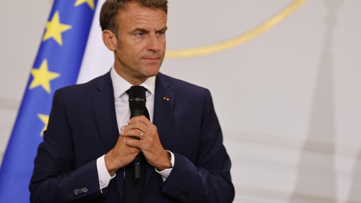 Macron sottomesso agli stranieri violenti: niente tagli ai sussidi ai parenti dei teppisti