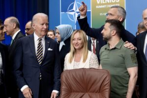Kiev molla la presa: «Nella Nato a fine guerra»