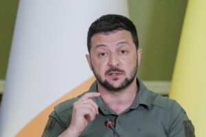 Zelensky fa saltare un altro ministro. Putin: «Colpiremo chi attacca Minsk»