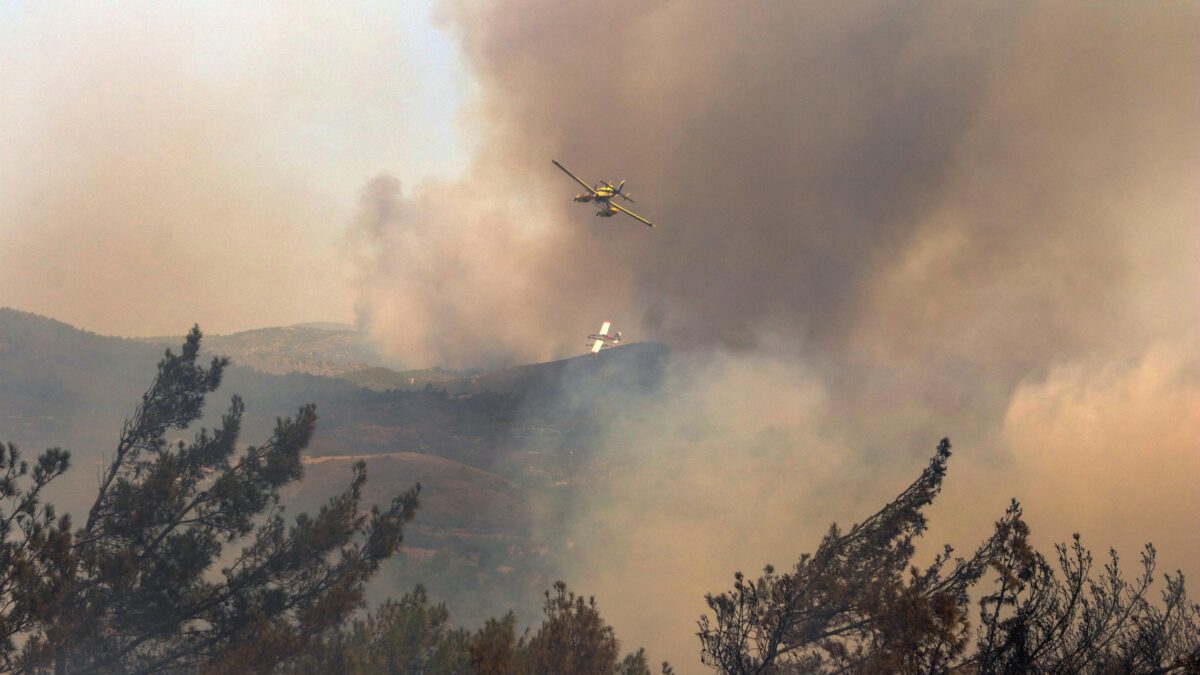 Rodi ancora in preda alle fiamme. Oltre 30.000 evacuati e voli bloccati