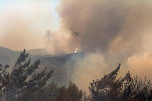Rodi ancora in preda alle fiamme. Oltre 30.000 evacuati e voli bloccati