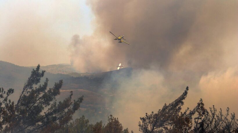 Rodi ancora in preda alle fiamme. Oltre 30.000 evacuati e voli bloccati