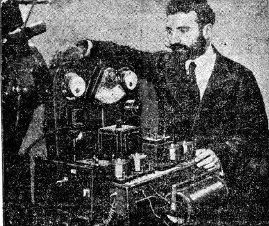 Guido Ulivi con il suo macchinario a raggi infrarossi negli anni Dieci (da «L'Illustrazione Italiana»)