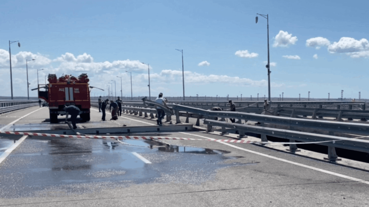 Nuovo attacco di Kiev al ponte di Kerch. Mosca: «Terroristi»