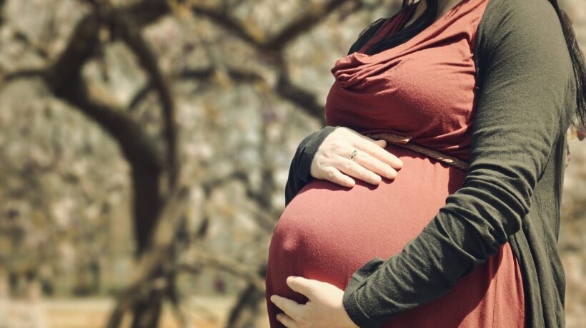 L’utero in affitto reato universale è una questione di semplice civiltà