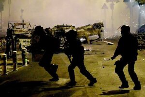 Tutta la Francia brucia ostaggio delle violenze. L’Eliseo: «State a casa»
