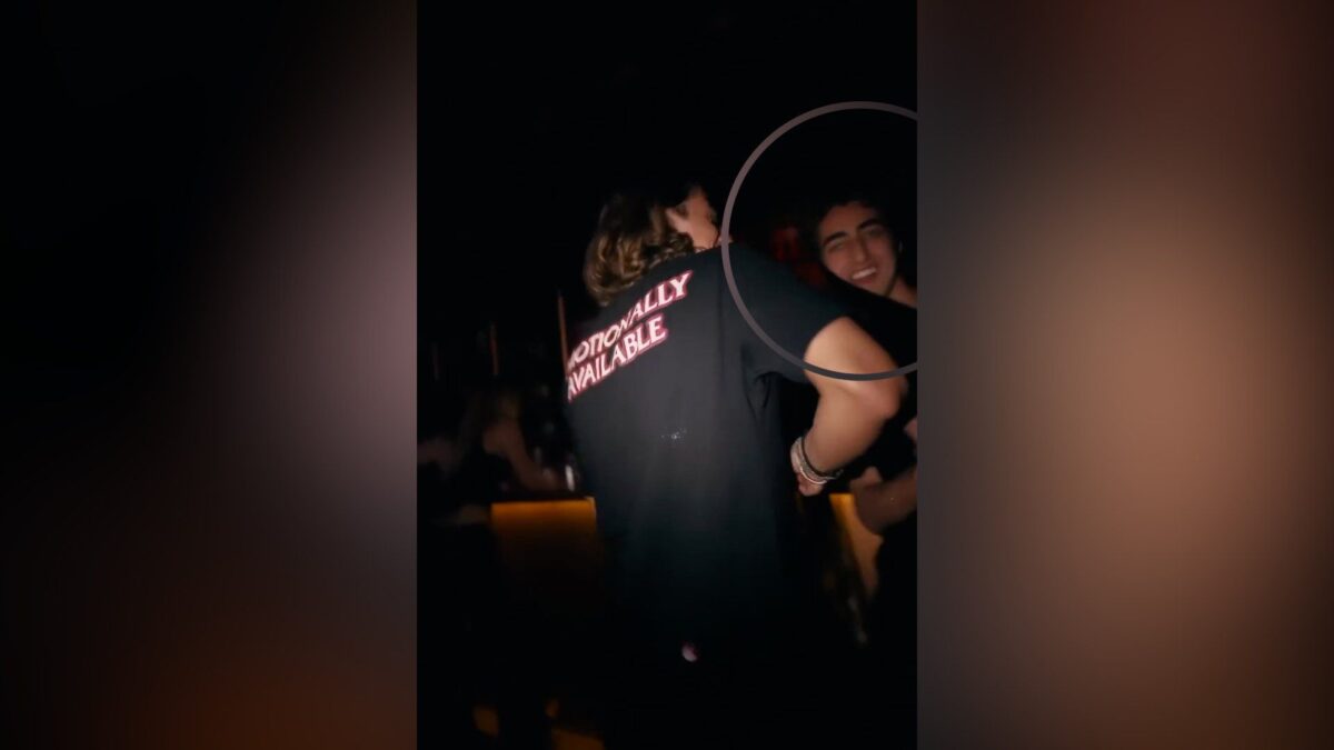 Dj Tommy in società in Inghilterra con un fan di «Black lives matter»