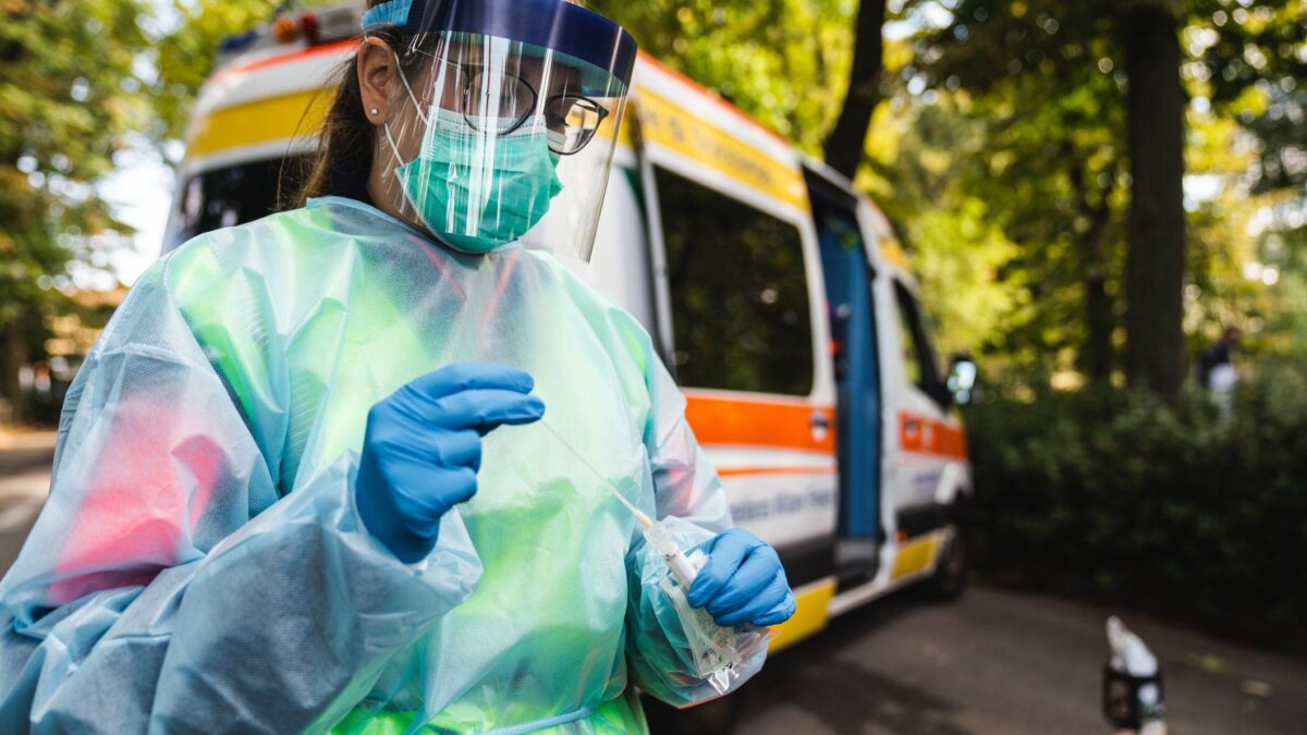 Aspetta per ore l’esito del tampone. Morta suora lasciata sull’ambulanza
