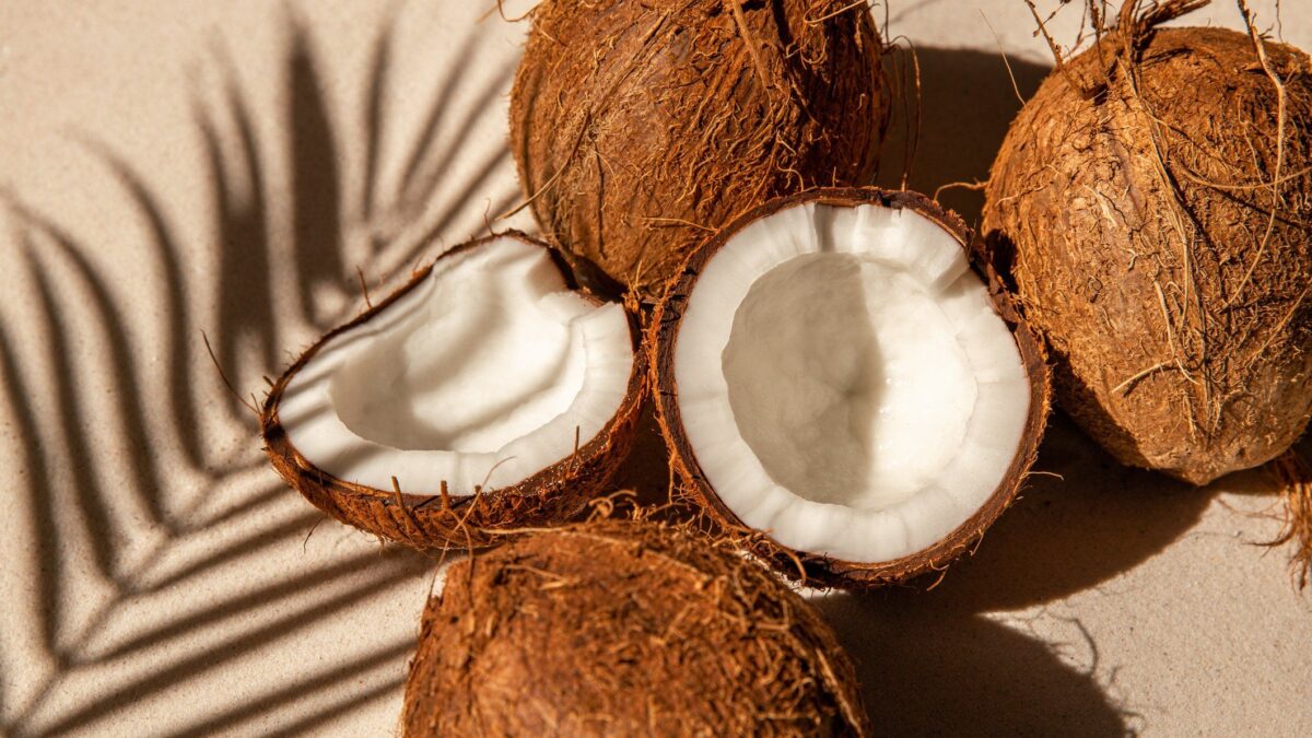 Il simbolo dell’estate gustoso e leggero. Le tante virtù del cocco