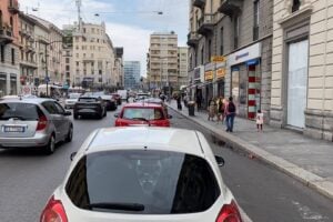 Buche, gradini, guasti. La Milano di Beppe Sala se ne frega dei disabili