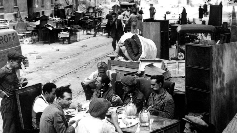 Sinistrati di guerra in strada dopo i bombardamenti di agosto 1943 (Getty Images)
