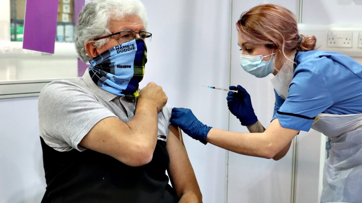 Londra ferma la profilassi di massa. Niente vaccini gratis agli under 65