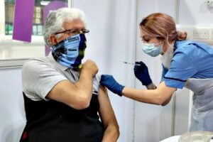 Londra ferma la profilassi di massa. Niente vaccini gratis agli under 65