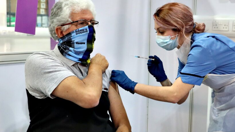 Londra ferma la profilassi di massa. Niente vaccini gratis agli under 65