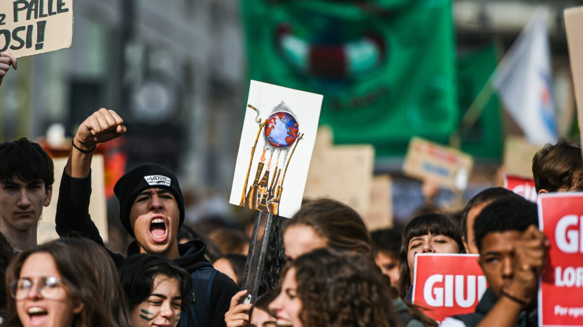 La vera minaccia è a consumi e democrazia
