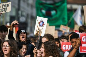 La vera minaccia è a consumi e democrazia
