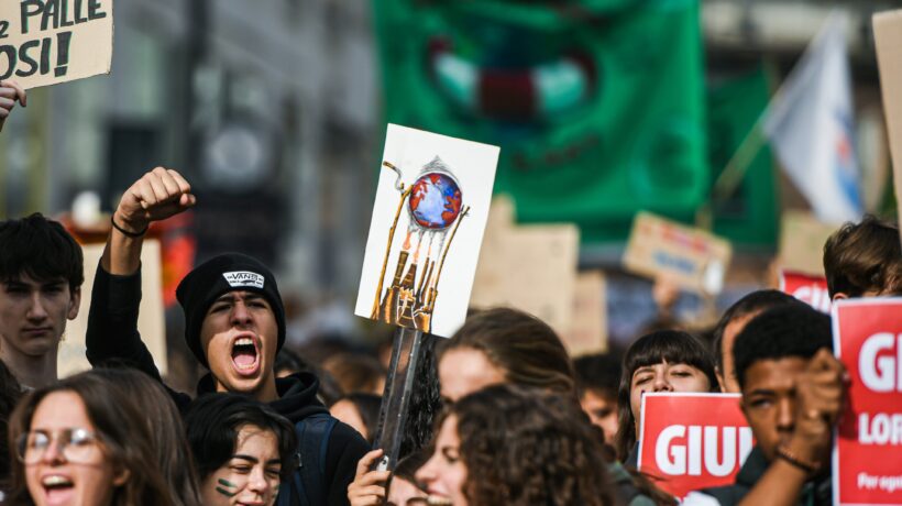 La vera minaccia è a consumi e democrazia