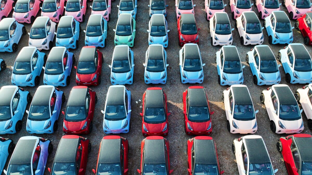 Piazzali strapieni di auto abbandonate. In Cina scoppia la bolla dell’elettrico