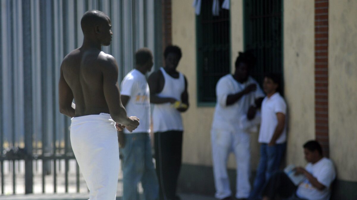 Il governo prova a cancellare pure il reddito di immigrazione