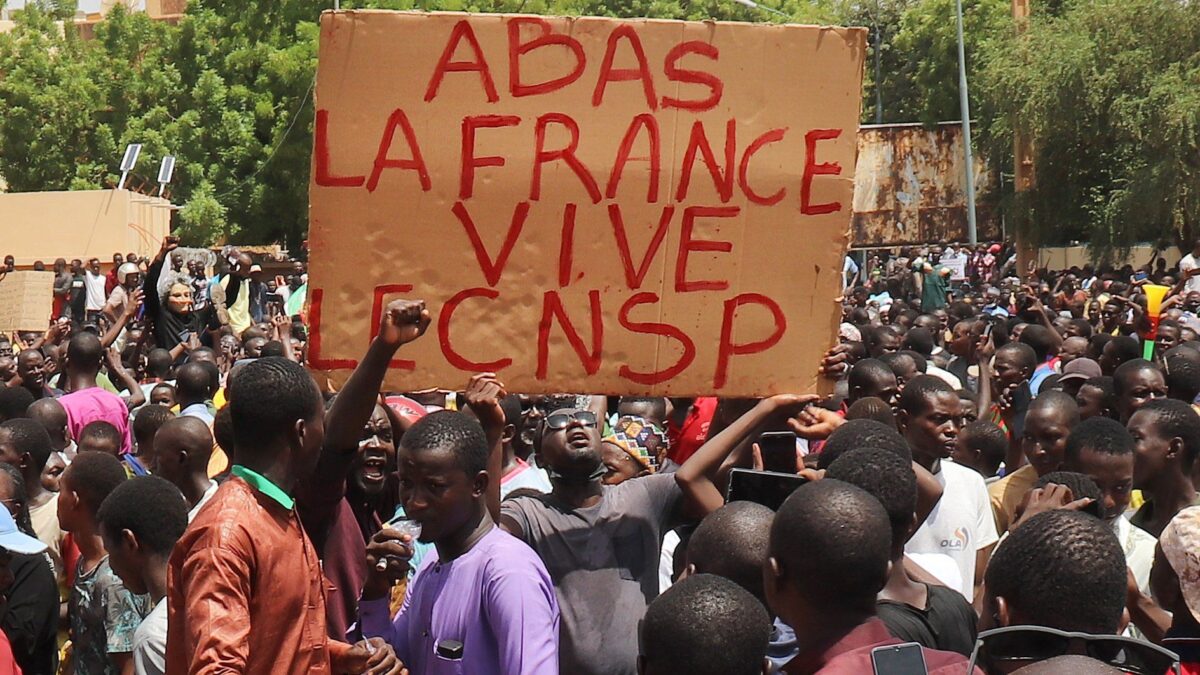 Niger, l’intelligence avvisa Macron: l’intervento darà fuoco alle banlieue