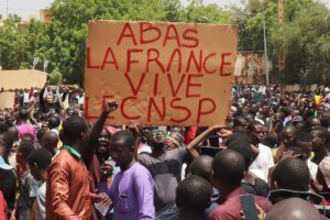 Niger, l’intelligence avvisa Macron: l’intervento darà fuoco alle banlieue