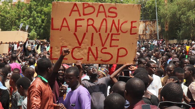 Niger, l’intelligence avvisa Macron: l’intervento darà fuoco alle banlieue
