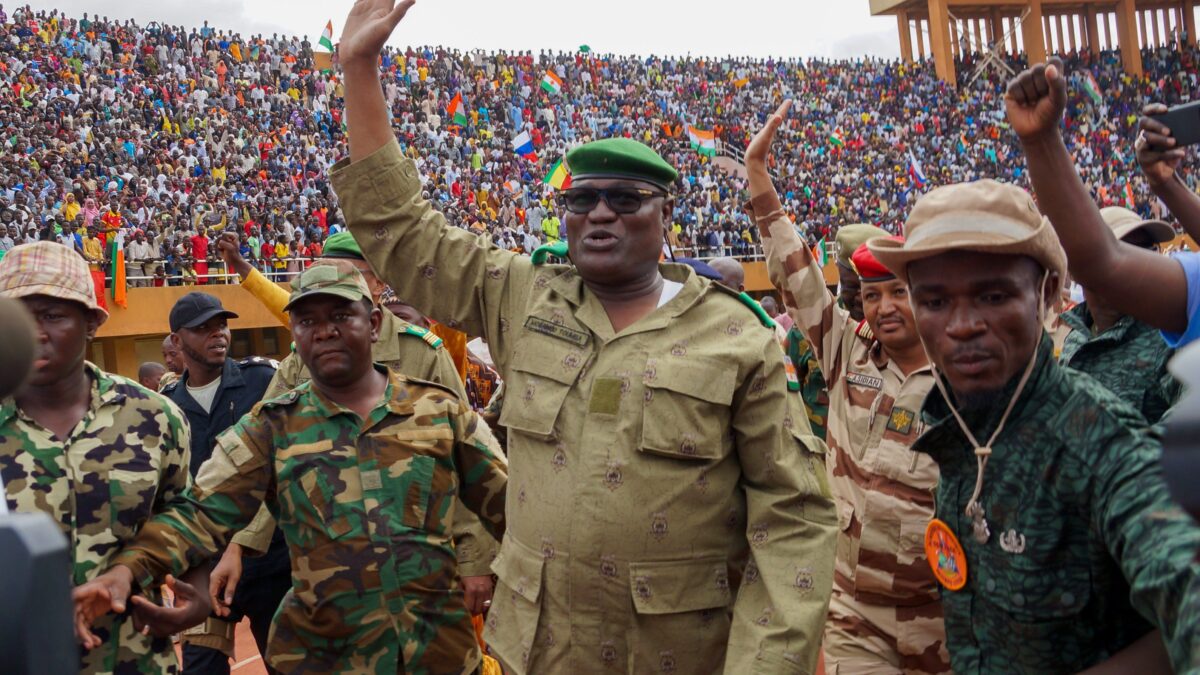 Niger, golpisti pronti a difendersi ma a traccheggiare ora è l’Ecowas