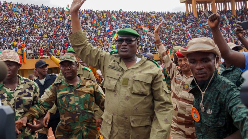 Niger, golpisti pronti a difendersi ma a traccheggiare ora è l’Ecowas