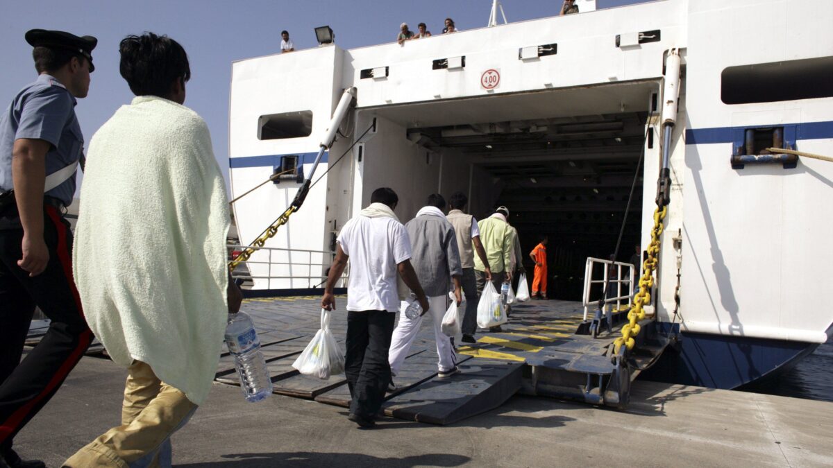 Il Pd ora spara sull’Ue e propone traghetti per scortare in Italia i migranti dall’Africa