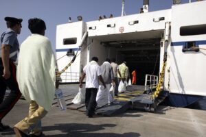 Il Pd ora spara sull’Ue e propone traghetti per scortare in Italia i migranti dall’Africa