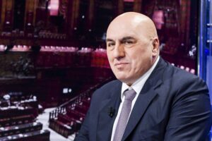 Ecco che cosa stava cercando il finanziere che spiava Crosetto