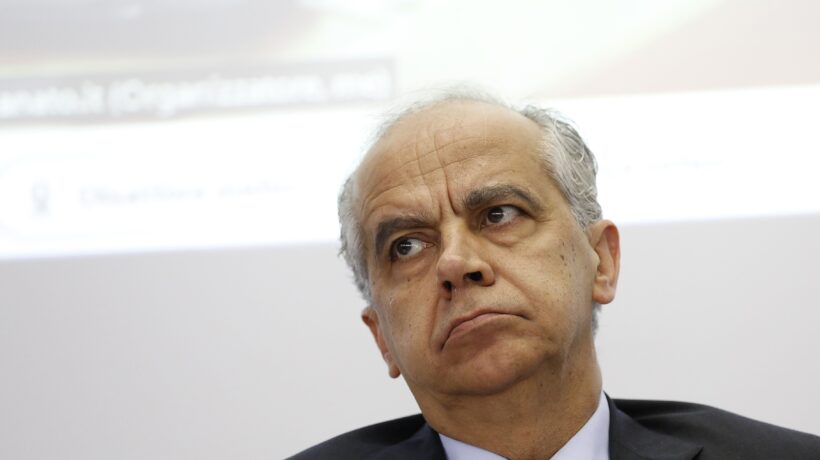 Piantedosi si arrende e toglie i migranti al Pd