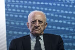 De Luca indagato per il suo «pre green pass»