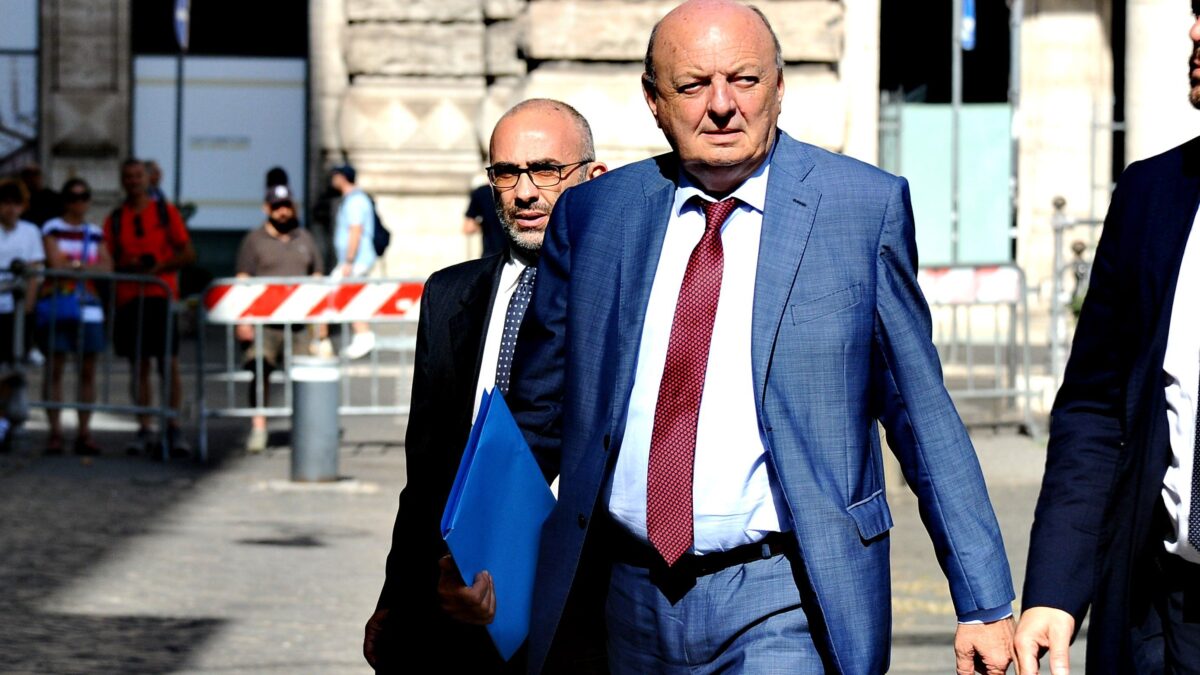 Pichetto accoglie gli ecoteppisti e loro lo sbeffeggiano