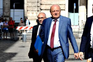 Pichetto accoglie gli ecoteppisti e loro lo sbeffeggiano