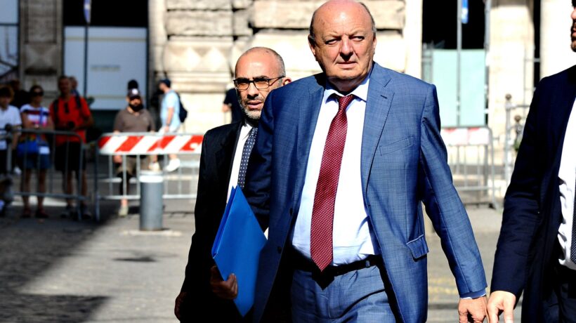 Pichetto accoglie gli ecoteppisti e loro lo sbeffeggiano